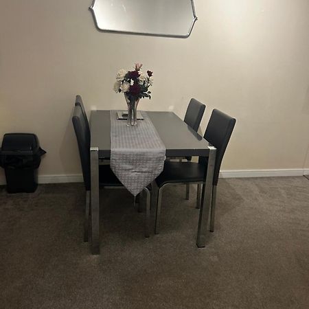 Stylish 2 Bedroom Apartment-Short Term Lets & Serviced Accomodation ريدينج المظهر الخارجي الصورة